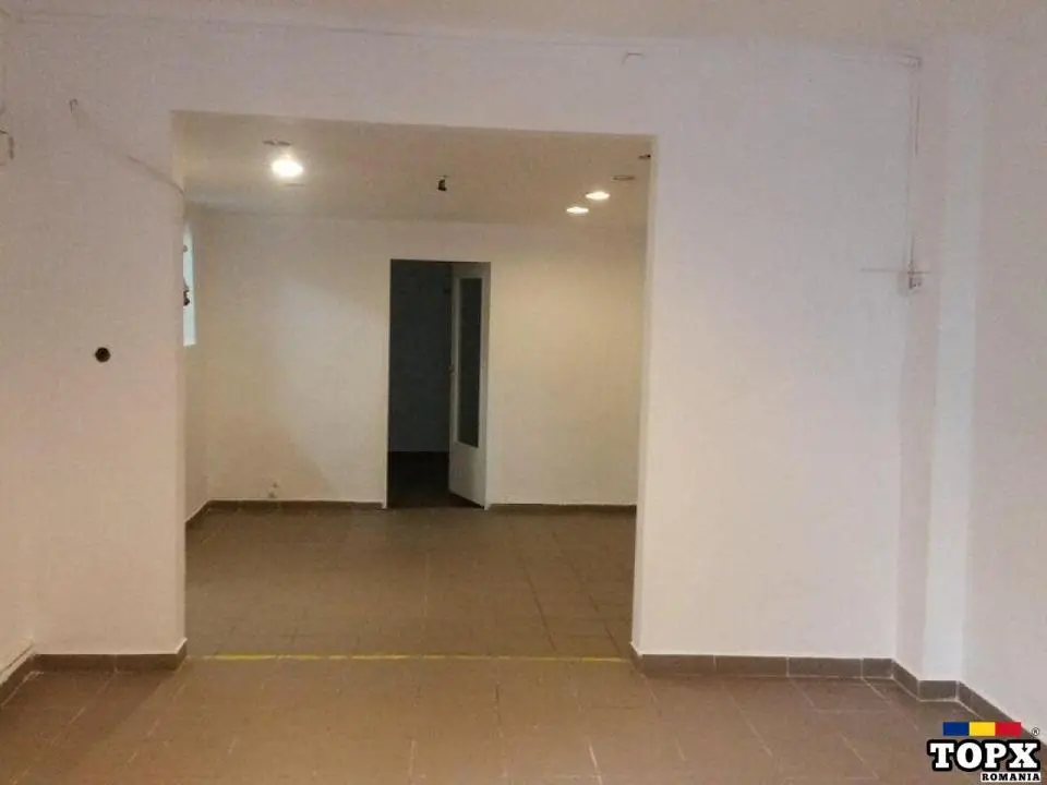 Unirii bd.Decebal adiacent se inchiriaza corp de casa intrare din strada 70 mp 800 E