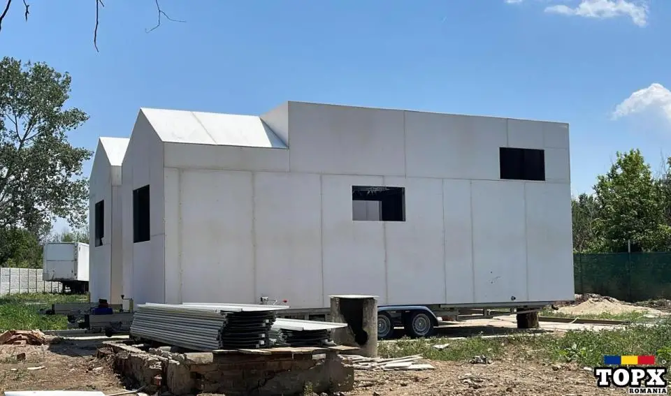 Casuta mobila pe roti la rosu