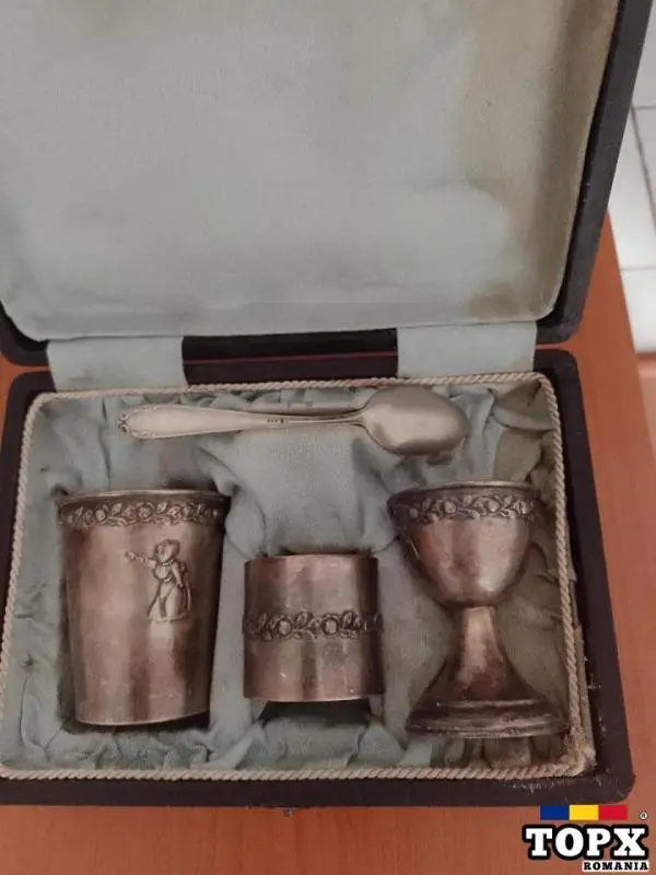 Vechi set servire ou fiert din argint.