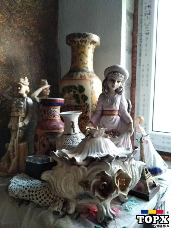 Vând bibelouri, porțelan, statuete abanos și ceramica