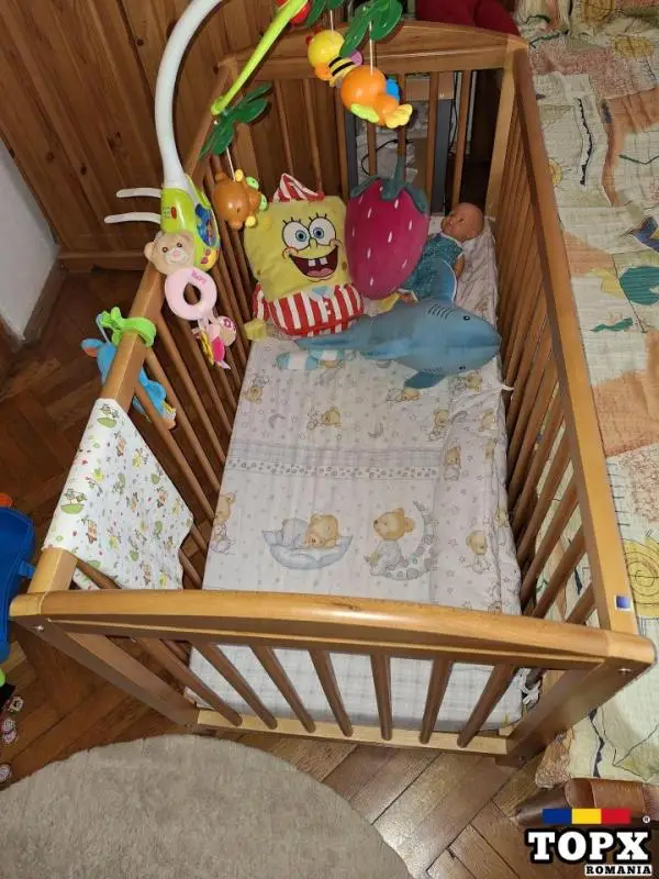 Patut bebe lemn masiv cu saltea in stare foarte buna