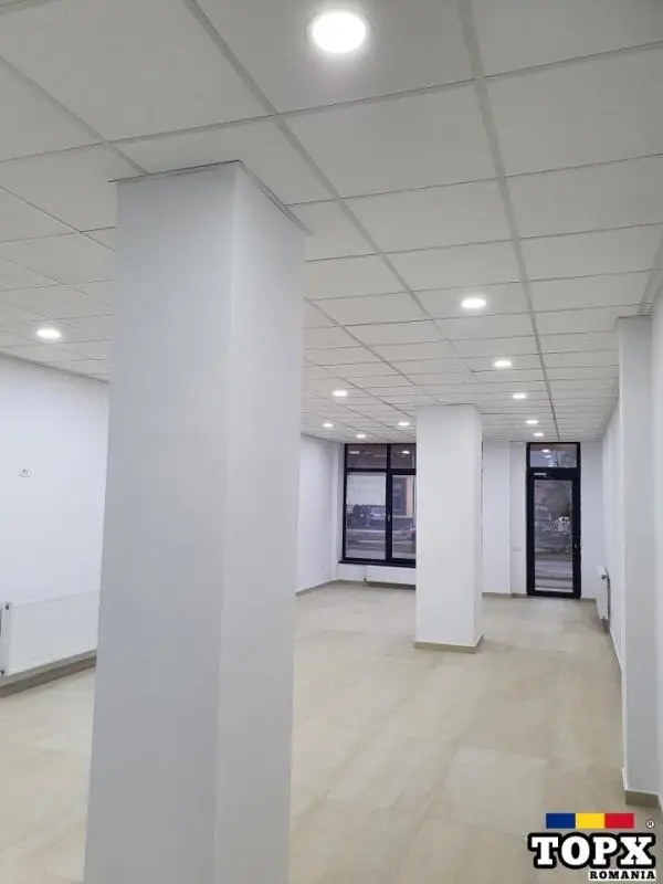 Spatiu comercial parter de inchiriat - 73 mp - 600 €/lună - Showroom Bloc DC5, Ramnicu Valcea