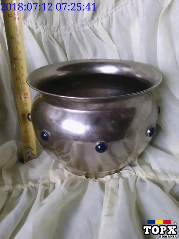 Vas rar vechi cu pietre aplicate