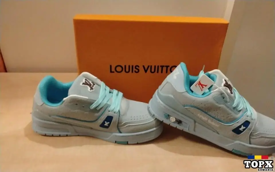 Adidași de vânzare