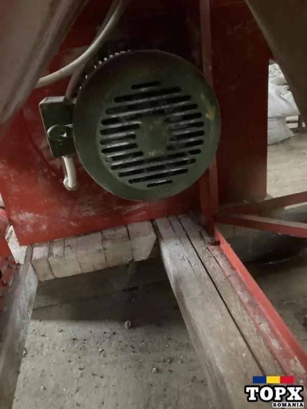 Moara cu buncăr de amestecat