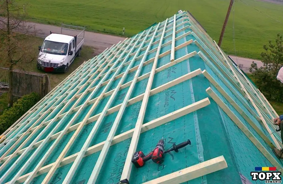 Executam acoperișuri și reparații de urgență