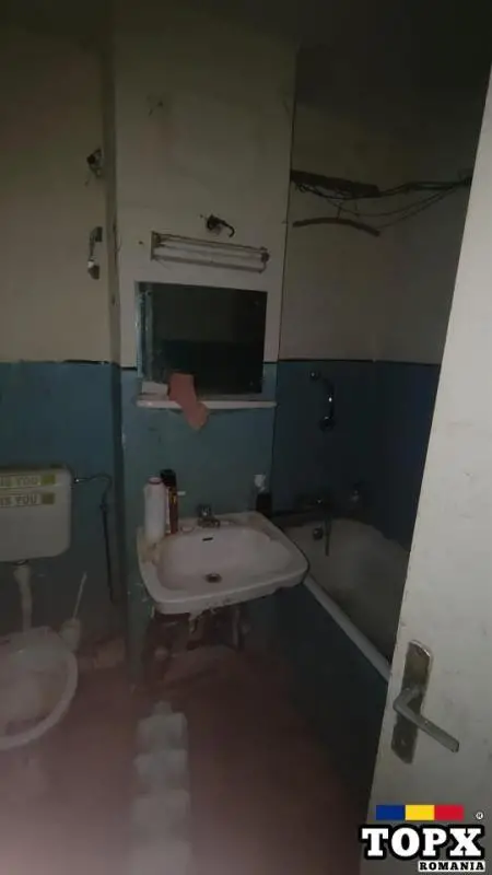 vand apartament 2 camere, decomandat, bucatarie mare, balcon mare, acoperis