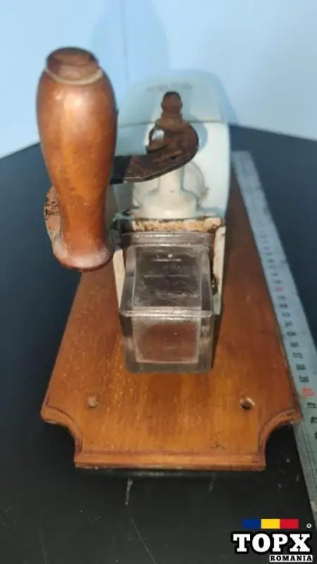 Rasnita de cafea vintage - Mașină manuală antică, perfectă pentru colecționari!