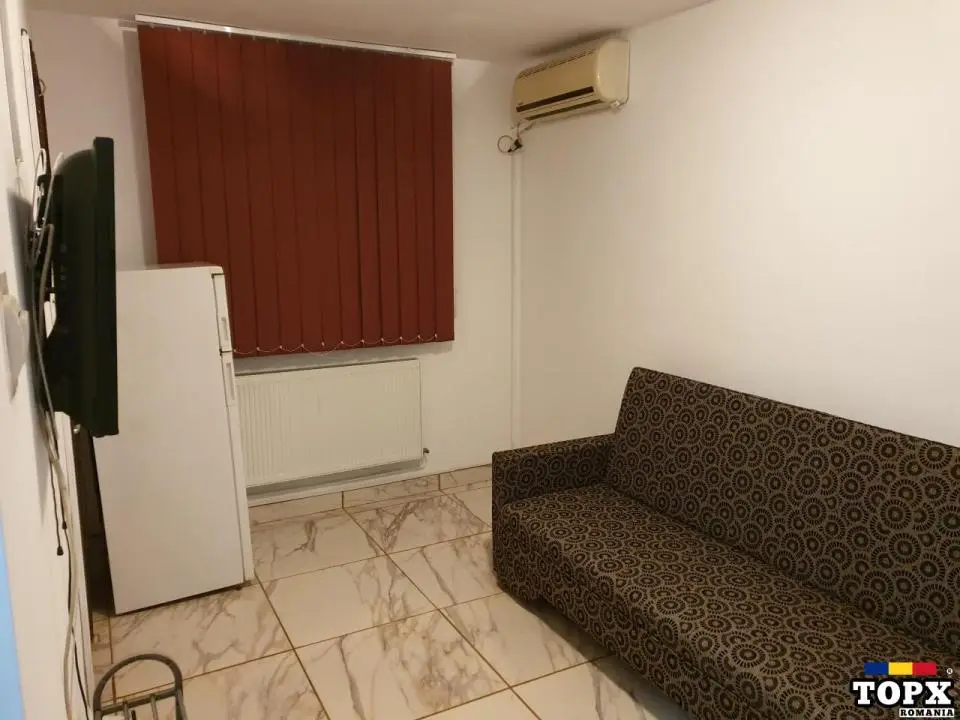 Ofer spre inchiriere garsoniera mica si cocheta Piata Alba Iulia