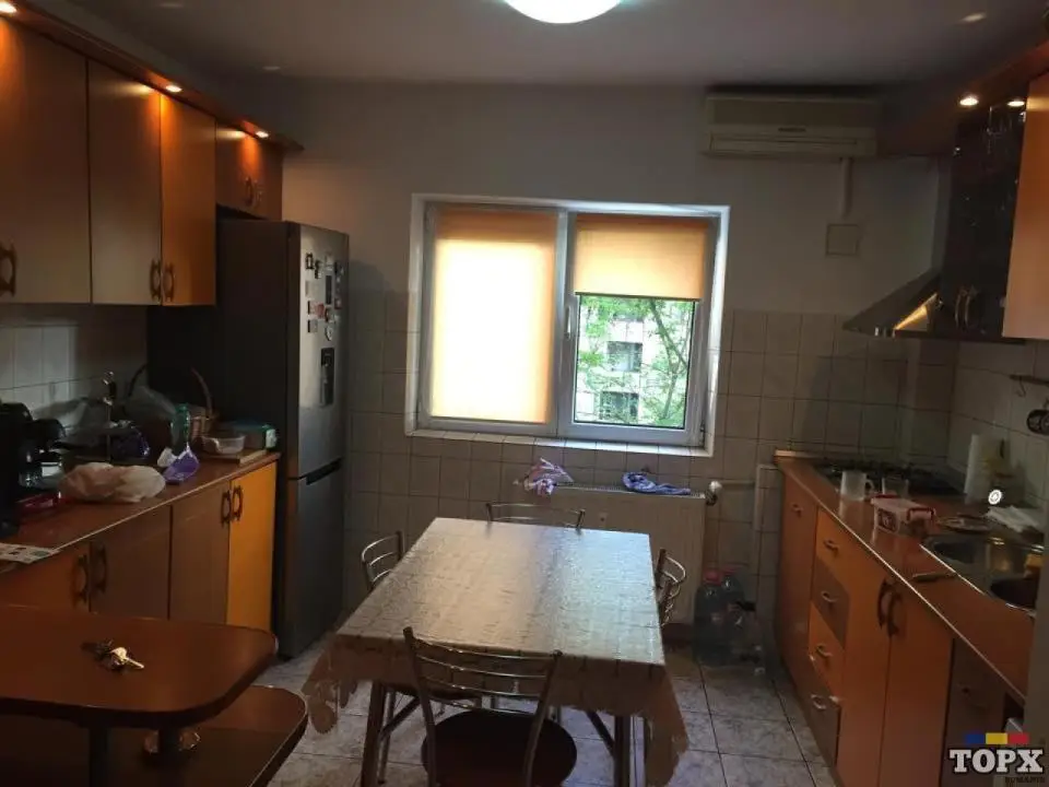 inchiriez apartament 3 camere in zona mall vitan