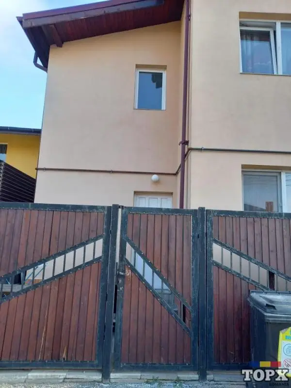 Ofer spre inchiriere vila 4 camere