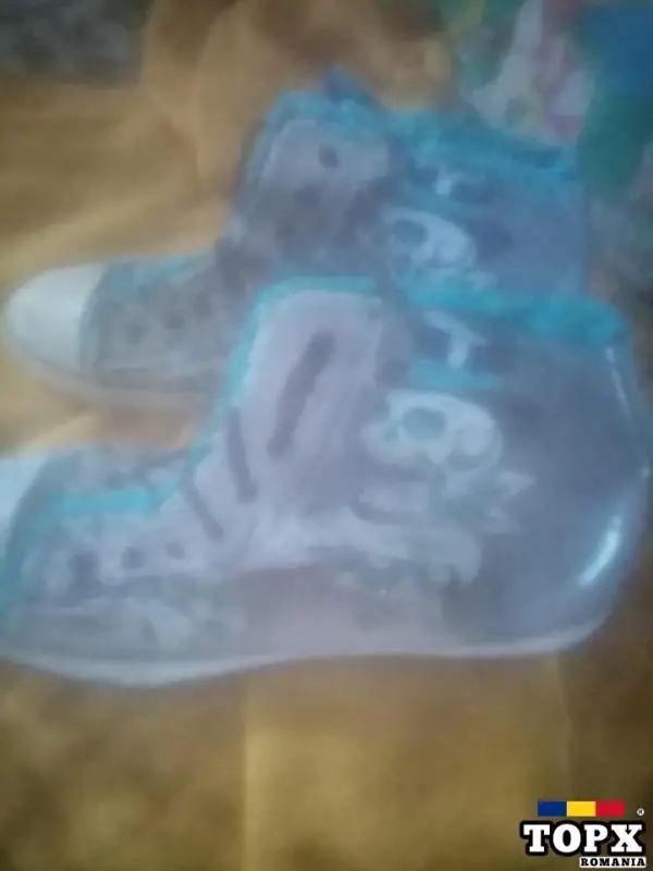 Vând teniși unisex cu imprimeu schelete