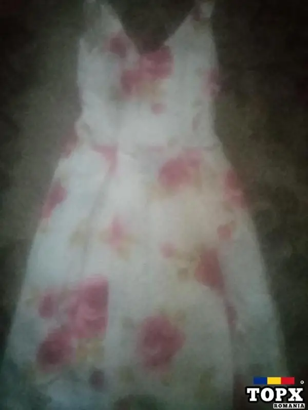 Vand rochița alba cu flori deosebita